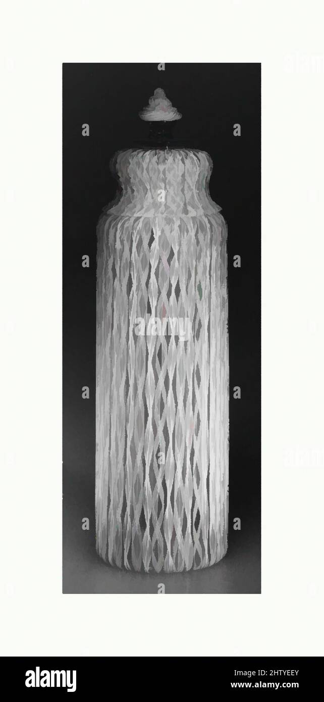 Kunst inspiriert von gedeckter Flasche, Anfang des 18.. Jahrhunderts, italienisch (Venedig), farbloses (leicht grau) und opakes weißes Bleiglas. Geblasen, 'Ventro a retorti', aufgetragen, geformt., H. mit Deckel 17,8 cm, Glas, Klassisches Werk, modernisiert von Artotop mit einem Schuss Moderne. Formen, Farbe und Wert, auffällige visuelle Wirkung auf Kunst. Emotionen durch Freiheit von Kunstwerken auf zeitgemäße Weise. Eine zeitlose Botschaft, die eine wild kreative neue Richtung verfolgt. Künstler, die sich dem digitalen Medium zuwenden und die Artotop NFT erschaffen Stockfoto