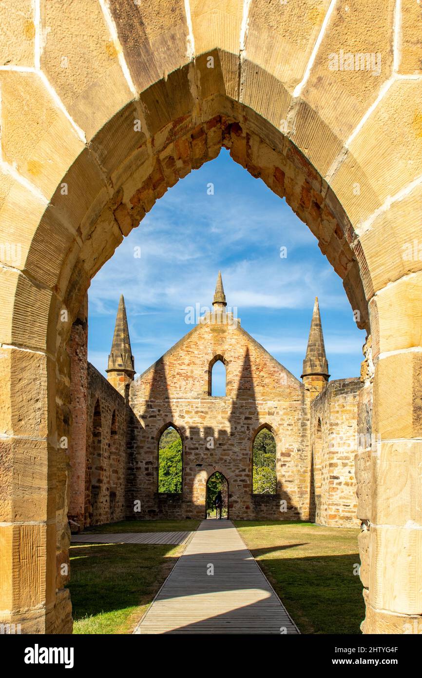 Blick auf den Torbogen in der Kirche, Sträflingssiedlung, Port Arthur, Tasmanien, Australien Stockfoto