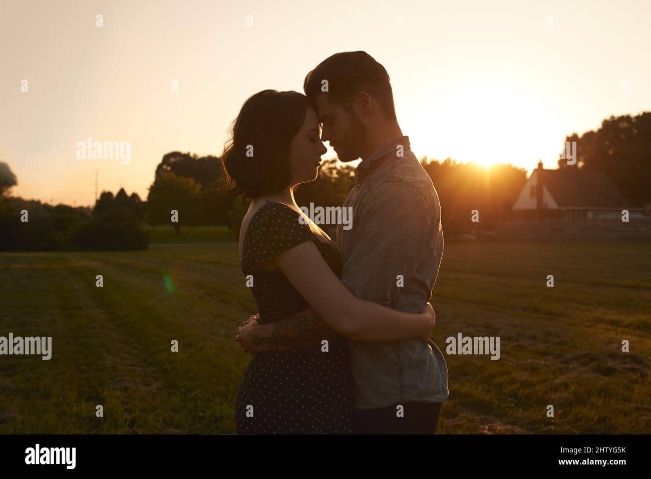 Verbunden durch eine tiefe Liebe. Aufnahme eines liebevollen jungen Paares im Freien. Stockfoto