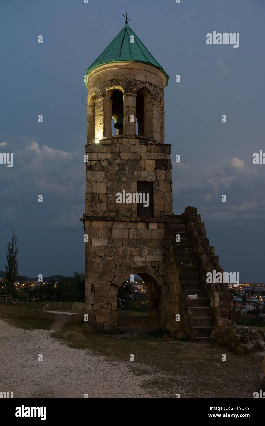 Vertikale Ansicht des Glockenturms der Bagrati-Kathedrale während der blauen Stunde und bei schwachem Licht, in der Region Kutaisi in Georgien. Stockfoto