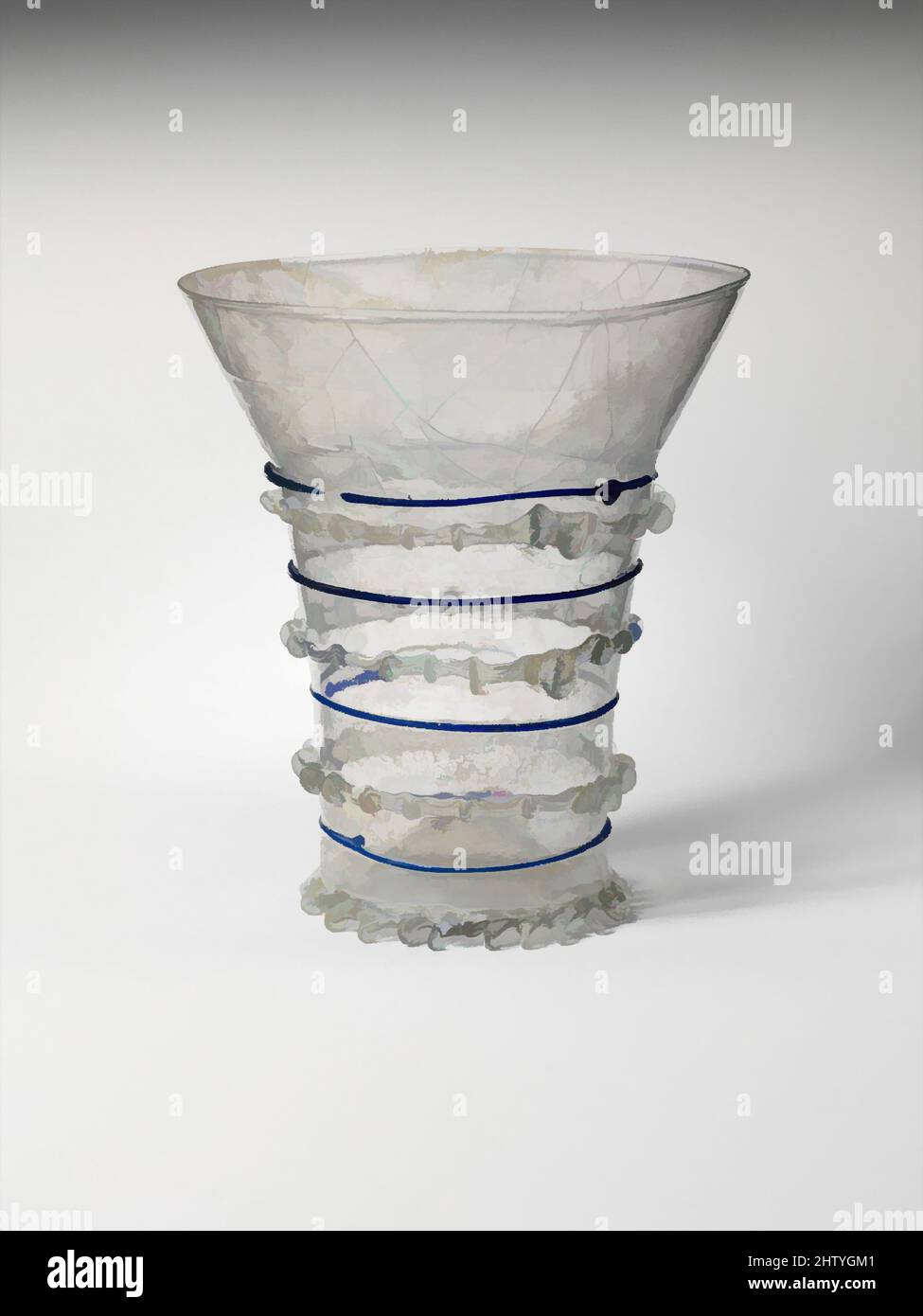 Kunst inspiriert von Becher mit Kobalt-Hinterkante, 1275–1325, Mitteleuropäisch, Klarglas, Kobaltspuren, Insgesamt: 5 1/4 x 4 1/2 Zoll (13,3 x 11,5 cm), Glasgefäße, obwohl klares Glas mit und ohne farbigen Hinterbau in der Regel mit den renommierten Glaswerkstätten der späten, von Artotop modernisierten Classic Works mit einem Schuss Modernität verbunden ist. Formen, Farbe und Wert, auffällige visuelle Wirkung auf Kunst. Emotionen durch Freiheit von Kunstwerken auf zeitgemäße Weise. Eine zeitlose Botschaft, die eine wild kreative neue Richtung verfolgt. Künstler, die sich dem digitalen Medium zuwenden und die Artotop NFT erschaffen Stockfoto