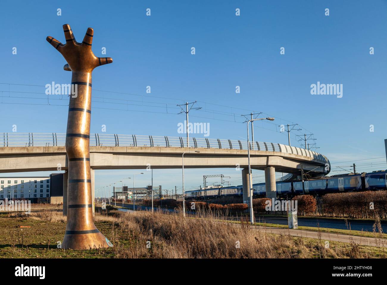 Greifen Sie nach der Stars-Skulptur von Kenneth Armitage neben einer Straßenbahnbrücke im Edinburgh Park Stockfoto