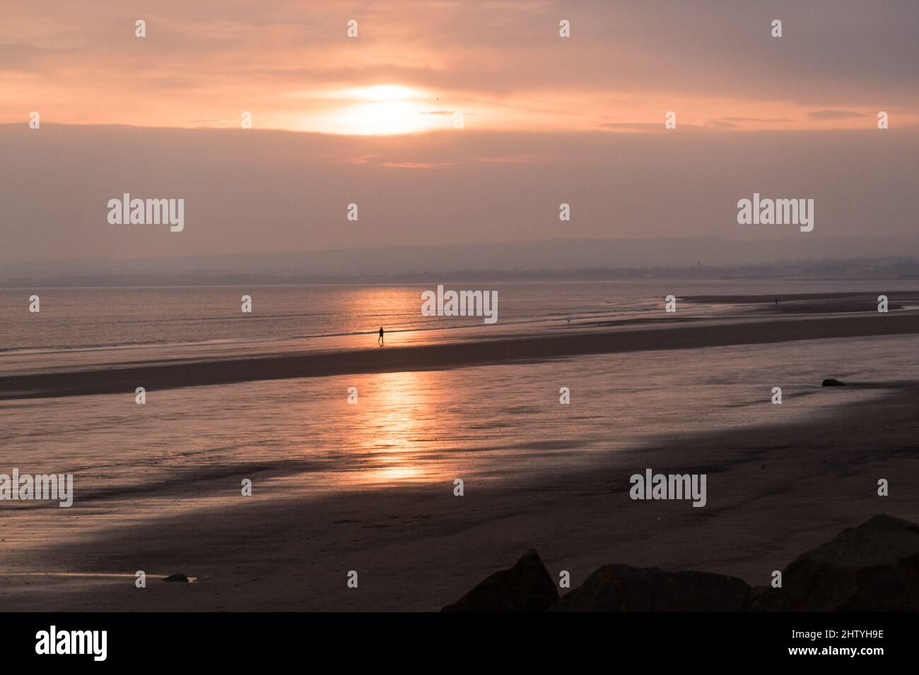 Edinburgh, Schottland, Großbritannien, 3.. März 2022. UK Wetter: Edinburgh wacht zu einem sonnigen Morgen auf. Menschen, die den Sonnenaufgang am Strand von Portobello genießen. Kredit: Lorenzo Dalberto/Alamy Live Nachrichten Stockfoto