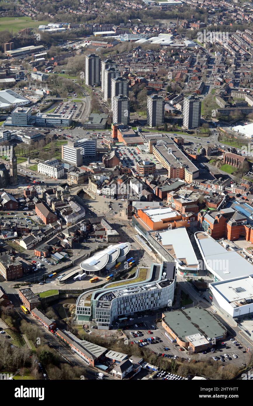 Luftaufnahme des Stadtzentrums von Rochdale mit Blick nach Westen zu den ikonischen 7 Wohntürmblöcken Stockfoto
