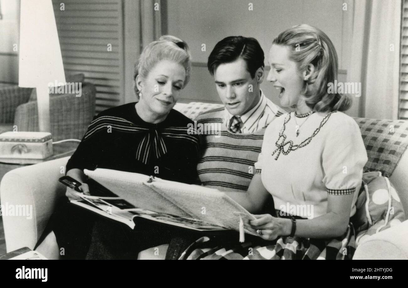 Der amerikanische Schauspieler Jim Carey, die Schauspielerinnen Laura Linney (rechts) und Holland Taylor im Film The Truman Show, USA 1998 Stockfoto