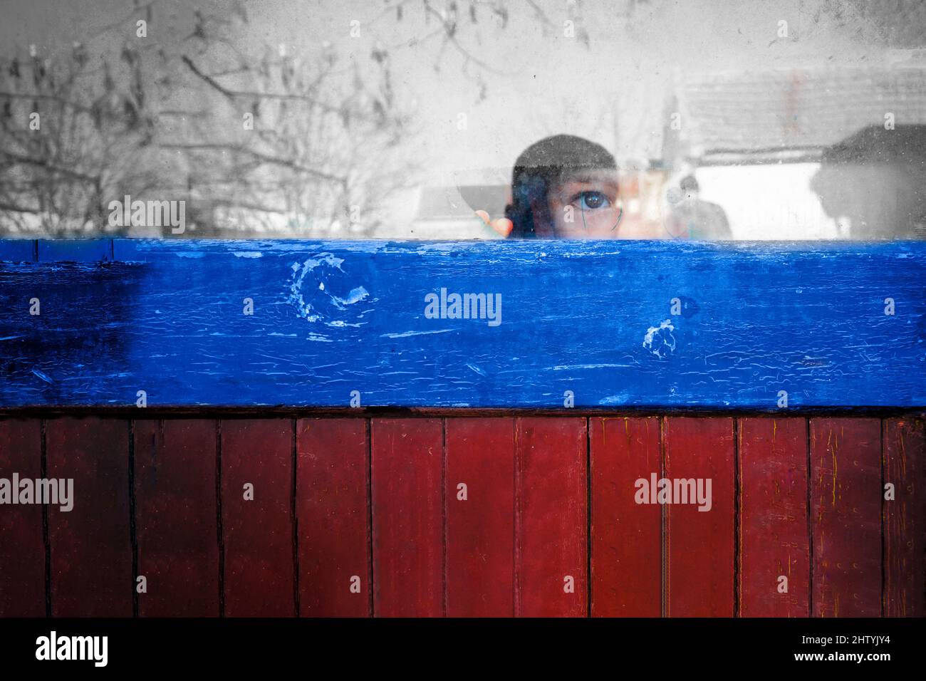 Ein Kind, das Angst äußert, draußen zu beobachten Stockfoto