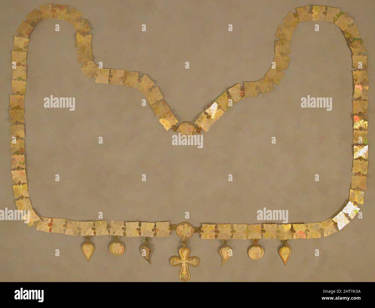 Kunst inspiriert von Gold Halskette mit Kreuz, 6. Jahrhundert, Byzantine, Gold, insgesamt: 57 1/16 x 2 5/8 x 9/16 Zoll (145 x 6,6 x 1,4 cm) WT: 177g, Metallarbeiten-Gold, Diese elegant gearbeitete Halskette wurde hergestellt, indem sie das Design in Goldblätter durchbohrte, eine beliebte byzantinische Technik namens Opus, Classic Works, die von Artotop mit einem Schuss Moderne modernisiert wurde. Formen, Farbe und Wert, auffällige visuelle Wirkung auf Kunst. Emotionen durch Freiheit von Kunstwerken auf zeitgemäße Weise. Eine zeitlose Botschaft, die eine wild kreative neue Richtung verfolgt. Künstler, die sich dem digitalen Medium zuwenden und die Artotop NFT erschaffen Stockfoto