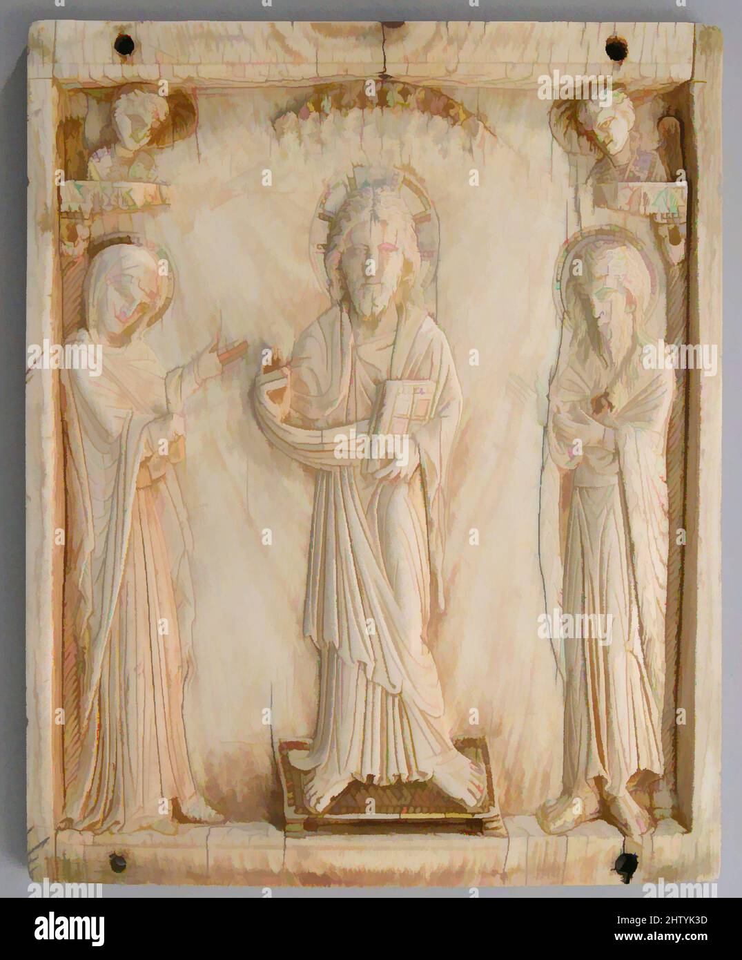 Kunst inspiriert von Icon with the Deesis, Mitte 900s, hergestellt in wahrscheinlich Konstantinopel, Byzantine, Elfenbein, insgesamt: 6 5/16 x 5 1/8 x 1/4 Zoll (16 x 13 x 0,6 cm), Ivorien, Diese Darstellung von Christus mit der Jungfrau und Johannes dem Vorläufer (der Täufer), einer der am weitesten verbreiteten, Klassischen Werke modernisiert von Artotop mit einem Spritzer der Moderne verbunden. Formen, Farbe und Wert, auffällige visuelle Wirkung auf Kunst. Emotionen durch Freiheit von Kunstwerken auf zeitgemäße Weise. Eine zeitlose Botschaft, die eine wild kreative neue Richtung verfolgt. Künstler, die sich dem digitalen Medium zuwenden und die Artotop NFT erschaffen Stockfoto