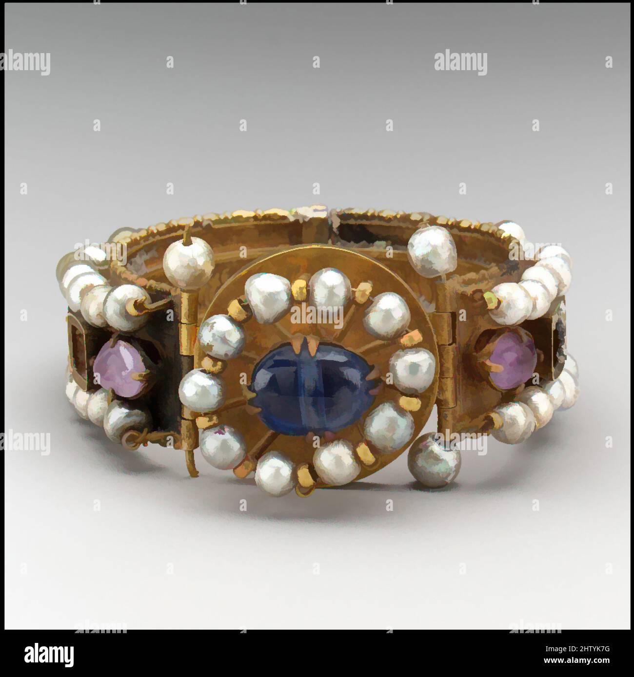 Kunst inspiriert von Schmuckarmband (eines der Paare), 500–700, hergestellt in wahrscheinlich Konstantinopel, Byzantinisch, Gold, Silber, Perlen, amethyst, Saphir, Glas, Quarz, insgesamt: 1 1/2 x 3 1/4 Zoll (3,8 x 8,2 cm), Metallarbeiten-Gold, diese aufwendig verzierten Armbänder haben reich verzierte Außenflächen, Classic Works modernisiert von Artotop mit einem Schuss Modernität. Formen, Farbe und Wert, auffällige visuelle Wirkung auf Kunst. Emotionen durch Freiheit von Kunstwerken auf zeitgemäße Weise. Eine zeitlose Botschaft, die eine wild kreative neue Richtung verfolgt. Künstler, die sich dem digitalen Medium zuwenden und die Artotop NFT erschaffen Stockfoto