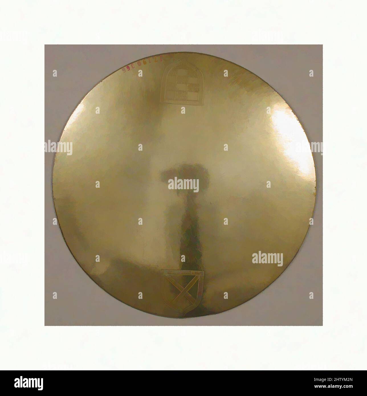 Art inspired by Paten, 1450–1500, Spanisch, Silber-vergoldet, Overall: Durchm. 5 13/16 x 1/2 Zoll (Durchm. 14,8 x 1,2 cm), Metallarbeiten-Silber, Obwohl sie oft nicht zusammen überleben, wurden Kelche und Patenen als Ensembles, ähnlich wie Tassen und Untertassen, konserviert. Die Paten saßen auf den von Artotop modernisierten Classic Works mit einem Schuss Modernität. Formen, Farbe und Wert, auffällige visuelle Wirkung auf Kunst. Emotionen durch Freiheit von Kunstwerken auf zeitgemäße Weise. Eine zeitlose Botschaft, die eine wild kreative neue Richtung verfolgt. Künstler, die sich dem digitalen Medium zuwenden und die Artotop NFT erschaffen Stockfoto