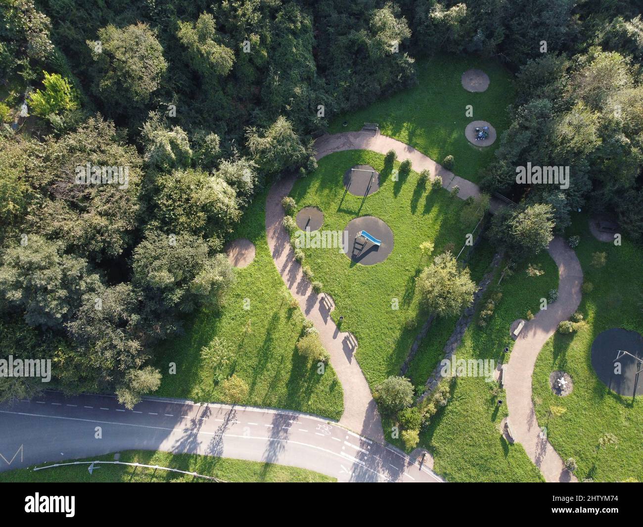 Eine Luftaufnahme eines großen Fleckens von frisch geschnittenem, gesundem, grünem Gras. Stockfoto