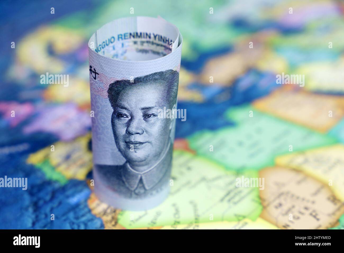 Yuan auf der Karte von Europa und Nordafrika, Konzept des Handels zwischen China und europäischen Ländern. Chinesische Investitionen in die EU, Tourismus, Wechselkurs Stockfoto