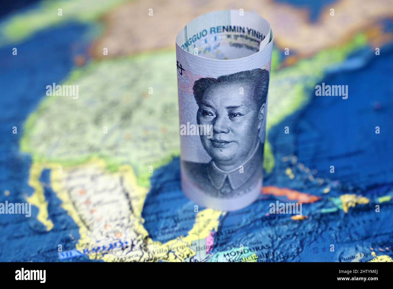 Chinesischer Yuan auf dem US-Kartenhintergrund. Konzept für Handelskrieg oder Handel zwischen China und den USA Stockfoto