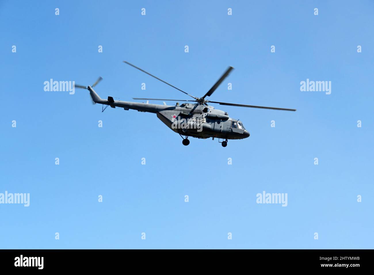 Russischer Militärhubschrauber Mi-8 (NATO-Kodifizierung: Hip) im Flug auf hellblauem Himmel Hintergrund Stockfoto