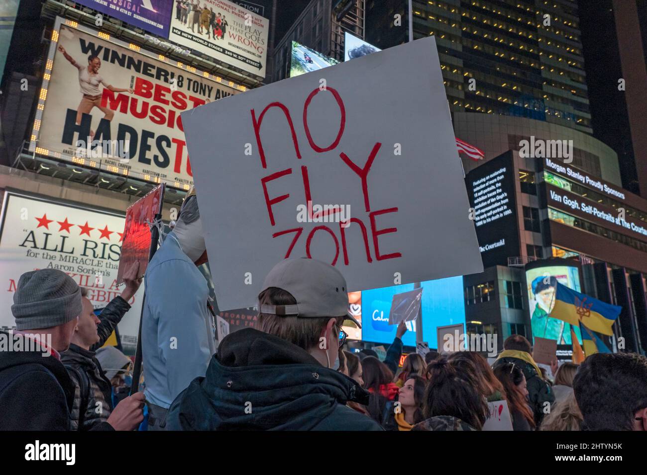 New York, Usa. 02. März 2022. Ein Protestler hält ein Plakat mit der Aufschrift "Flugverbotszone" während der "Stand mit der Ukraine"-Kundgebung auf dem Times Square.Ukrainer, Ukrainisch-Amerikaner und Verbündete versammelten sich, um die Ukraine zu unterstützen und gegen die russische Invasion in New York zu protestieren. Kredit: SOPA Images Limited/Alamy Live Nachrichten Stockfoto