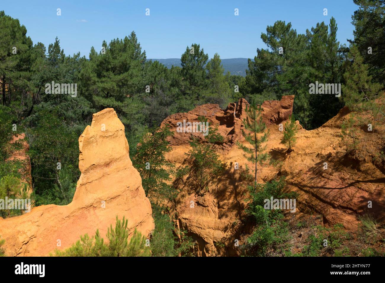 Der Sentier des Ocros befindet sich in den alten Steinbrüchen in der Nähe des Dorfes. Roussillon-en-Provence, Vaucluse, Frankreich Stockfoto