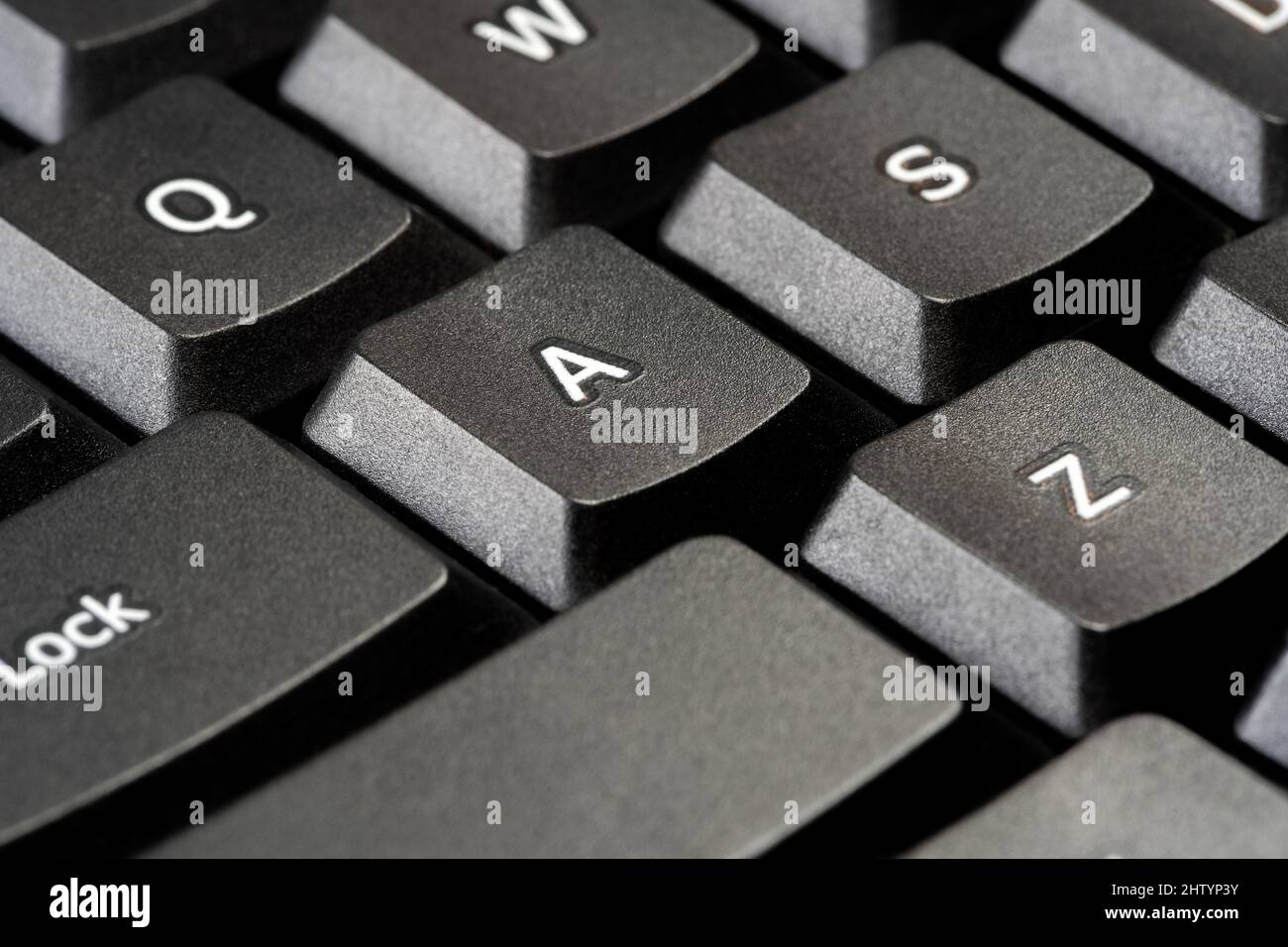 Ein einzelner Buchstabe Eine Taste auf einer einfachen schwarzen Office-Desktop-PC-Computer-Tastatur, Objektdetails, Makro, extreme Nahaufnahme, niemand, Keine Personen. Technologie, wri Stockfoto