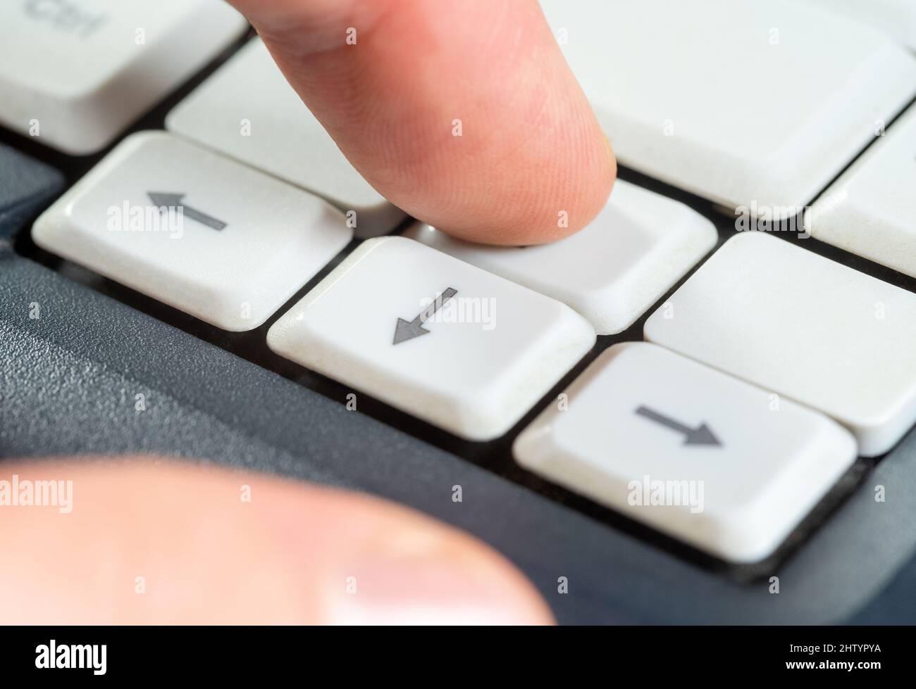 Finger drücken einer Aufwärtspfeiltaste, vorwärts gehen, vorwärts vorwärts gehen, aufwärts fahren, vorwärts gehen, vorwärts kommen, Abstraktes Konzept vorwärts und aufwärts, Laptop c Stockfoto