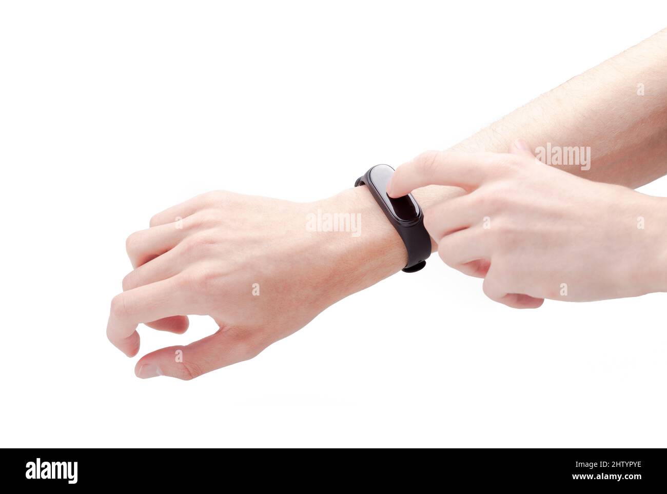 Anonymer Mann, der mit einem Finger auf einen leeren Bildschirm einer modernen Smartwatch tippt, Hände mit Smart-Fit-Band, Gesten, Hände auf Weiß isoliert, ausgeschnitten. Technik Stockfoto