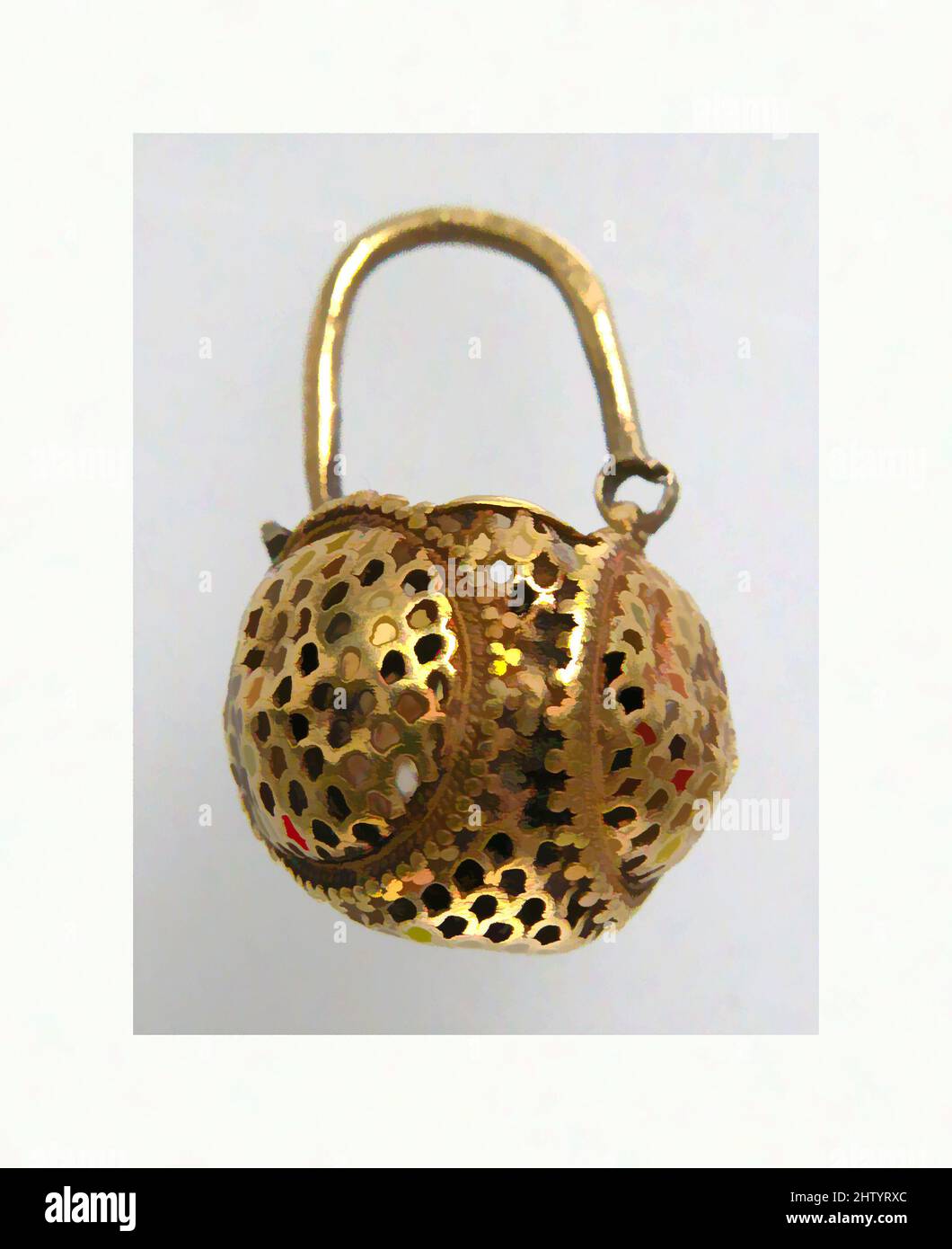 Kunst inspiriert von Gold 'Basket' Ohrring, 6. Jahrhundert, hergestellt in Nordfrankreich, Byzantine, Gold, insgesamt: 1 x 9/16 Zoll (2,5 x 1,5 cm), Metallwerk-Gold, Opus interrasile war eine Technik, die Goldschmiede zur Herstellung von elegantem Schmuck von den Jahren 200s bis 600s verwendeten. Entwürfe wurden verfolgt, Classic Works modernisiert von Artotop mit einem Schuss Moderne. Formen, Farbe und Wert, auffällige visuelle Wirkung auf Kunst. Emotionen durch Freiheit von Kunstwerken auf zeitgemäße Weise. Eine zeitlose Botschaft, die eine wild kreative neue Richtung verfolgt. Künstler, die sich dem digitalen Medium zuwenden und die Artotop NFT erschaffen Stockfoto