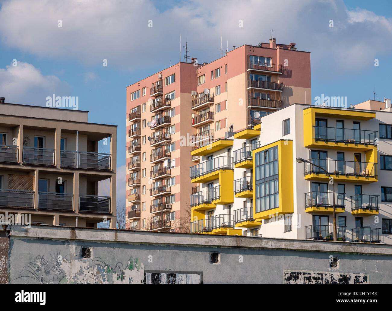 Alte und neue generische Immobilien, Wohnblocks, mehrere Gebäude aus verschiedenen Zeiten, Osteuropa, europäisches Wohnviertel, niemand, keine pe Stockfoto