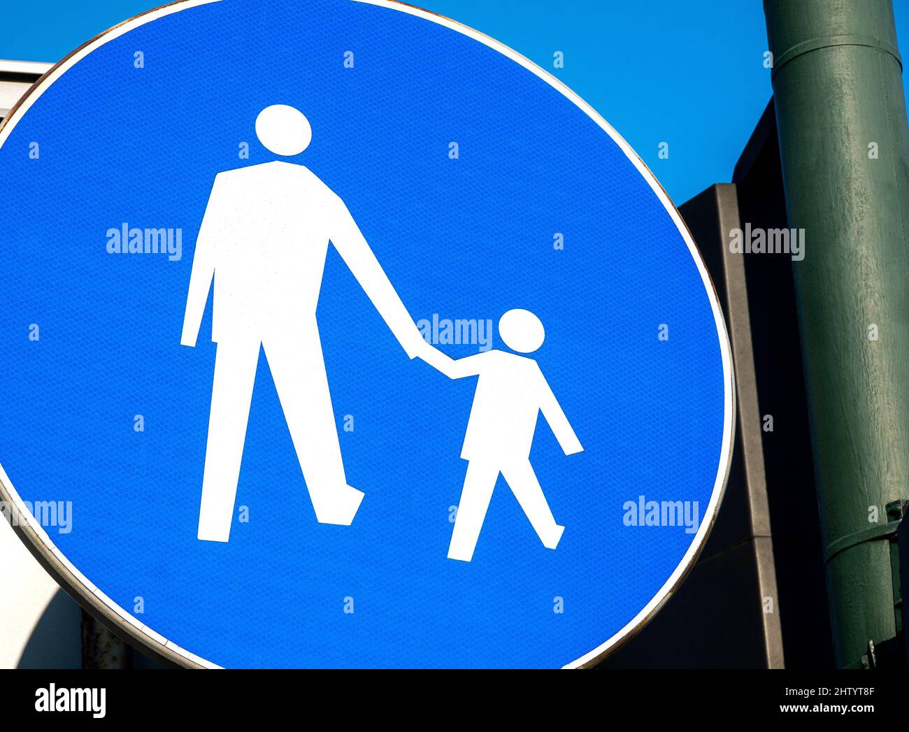 Fußgängerweg Wegweiser, blaues Verkehrsschild Objekt Detail, Nahaufnahme, niemand. Polnisches Verkehrsschild, Fußgänger-Pfad, Fußweg, Bürgersteig-Schild Stockfoto