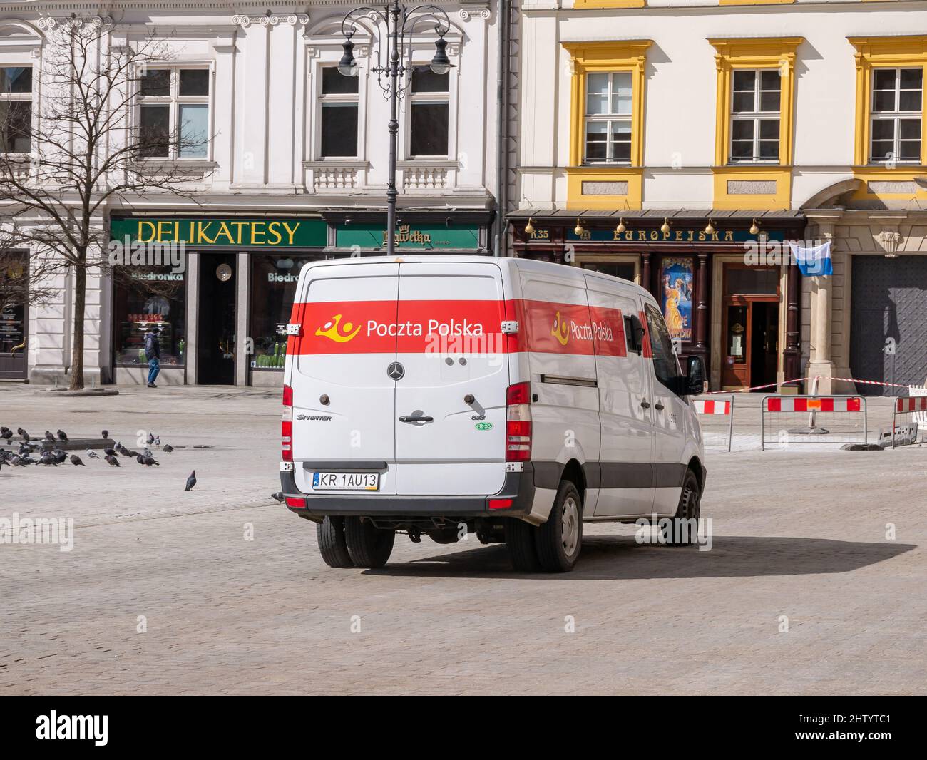 Poczta Polska, Polnische Post nationale Postverwaltung Postabfertigung Service einzigen Kurier Lieferung Fahrzeug, van. Staatliche Postdienste, Stadt Scen Stockfoto