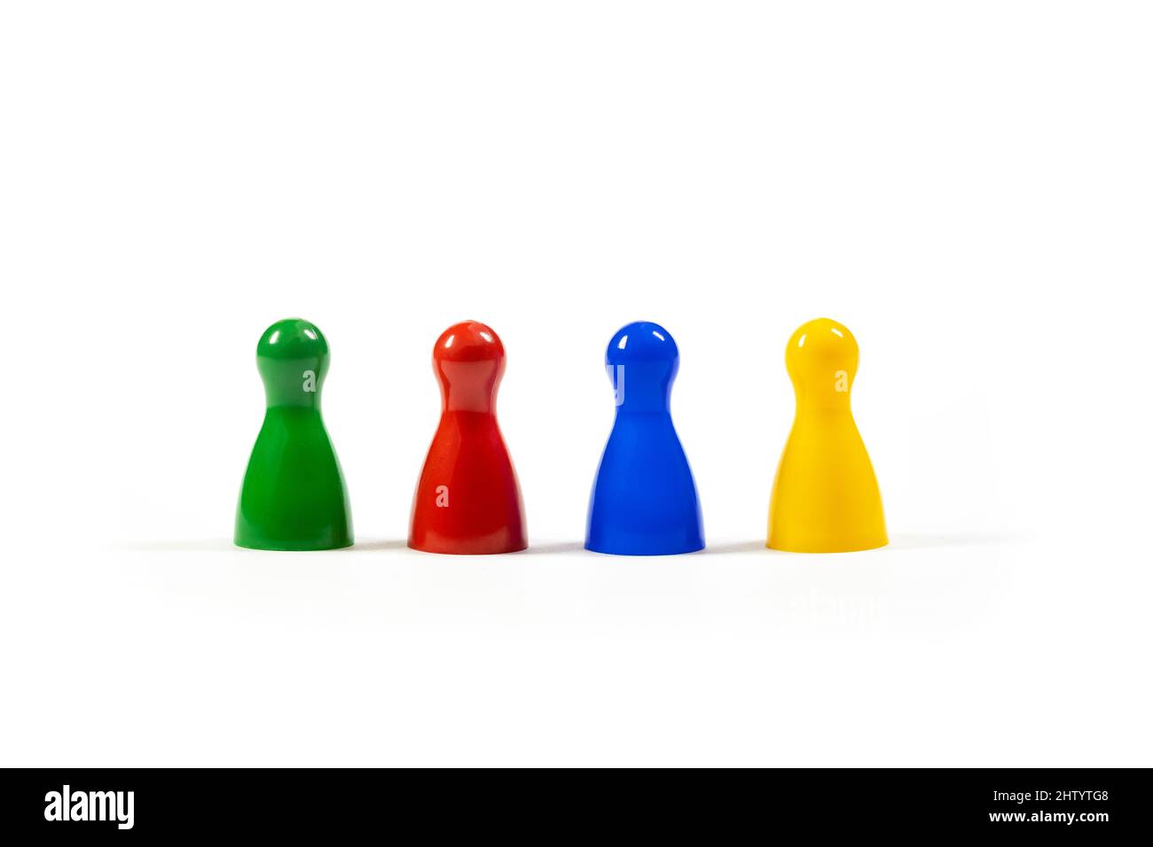 Reihe von 4 verschiedenen bunten Spielfiguren, die eine vielfältige Gruppe von Menschen, Teamwork, Vielfalt und Gemeinwohl von Unternehmensunternehmen repräsentieren Stockfoto