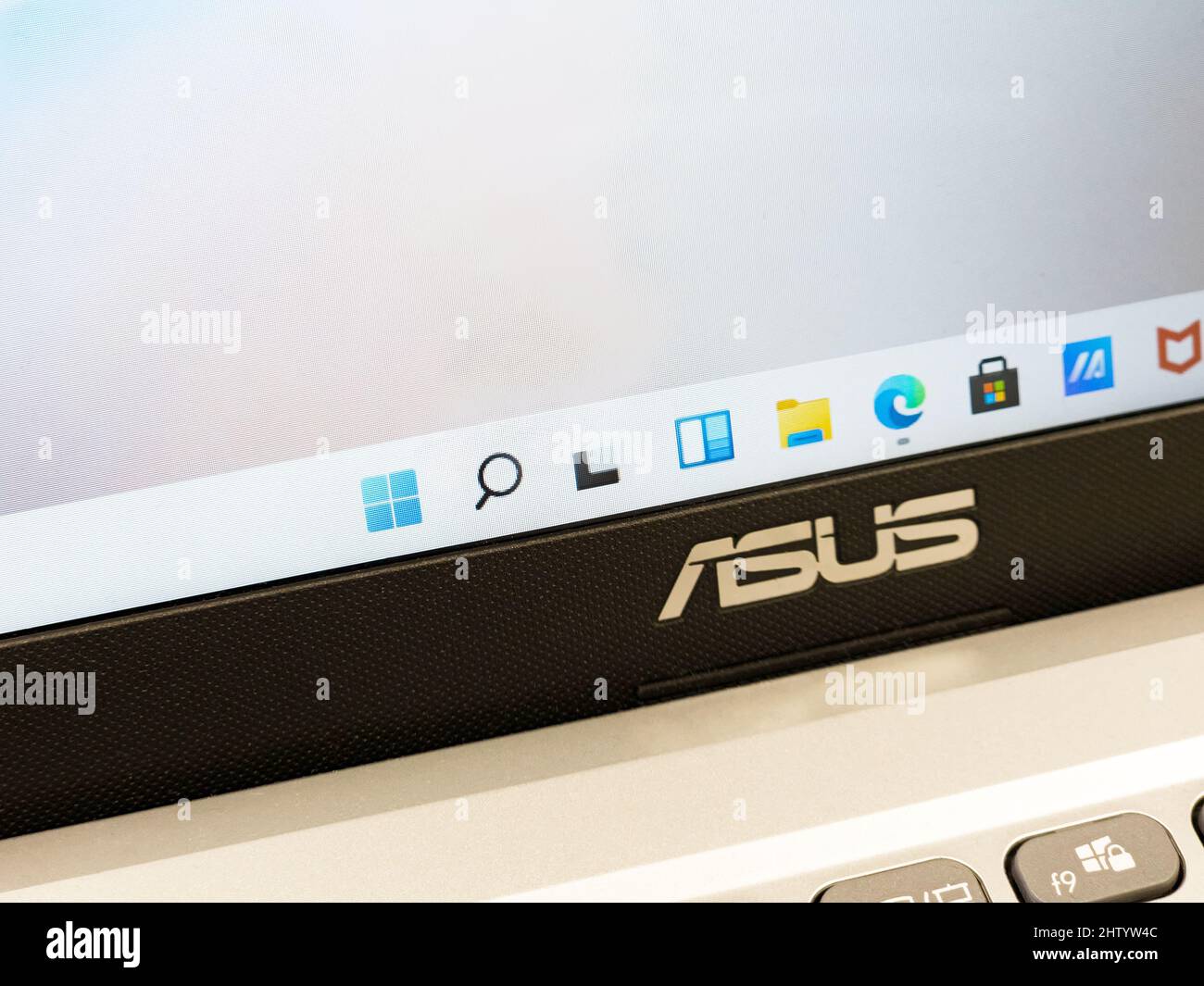 Microsoft Windows 11-Betriebssystem auf einem Asus-Laptop, Startmenü-Taskleiste Nahaufnahme, niemand. Neue Benutzeroberfläche mit Windows 11 OS-Version, Systemupgrade con Stockfoto