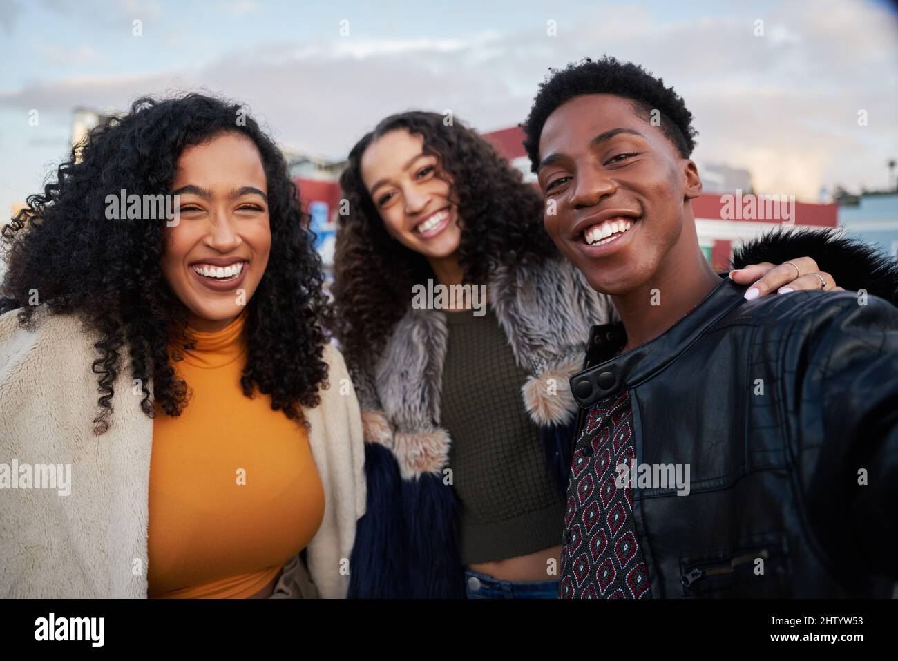 Eine Gruppe verschiedener Freunde, die auf der Dachparty Selfie machen. Lächelnd mit Stadtbild im Hintergrund Stockfoto