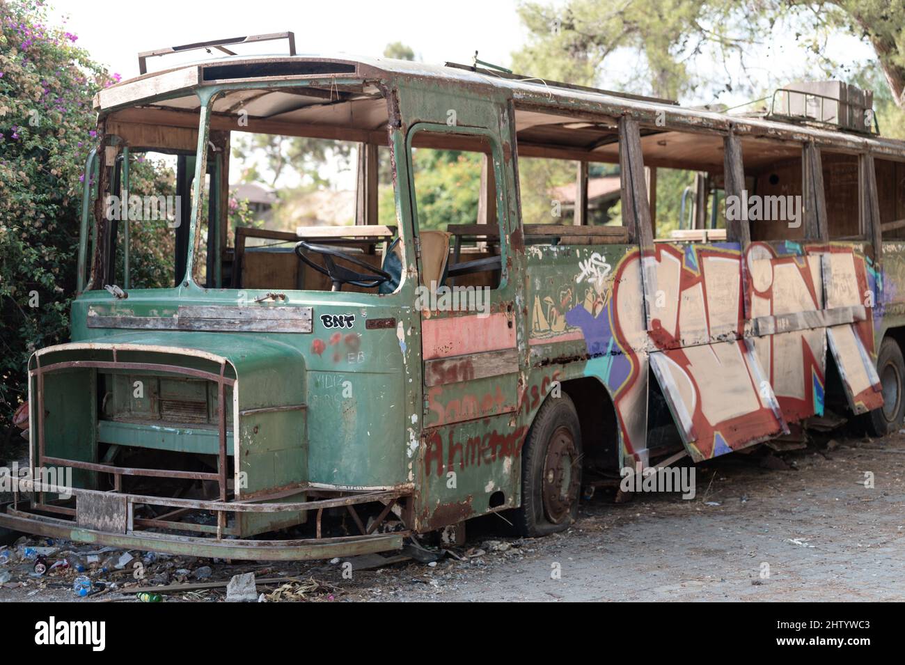 07.23.2021 Türkei, Chamyuva. Alte Retro-vintage gebrochen leeren Personenwagen Transport-Bus ohne Glas in den Fenstern und Graffiti an den Wänden. st Stockfoto