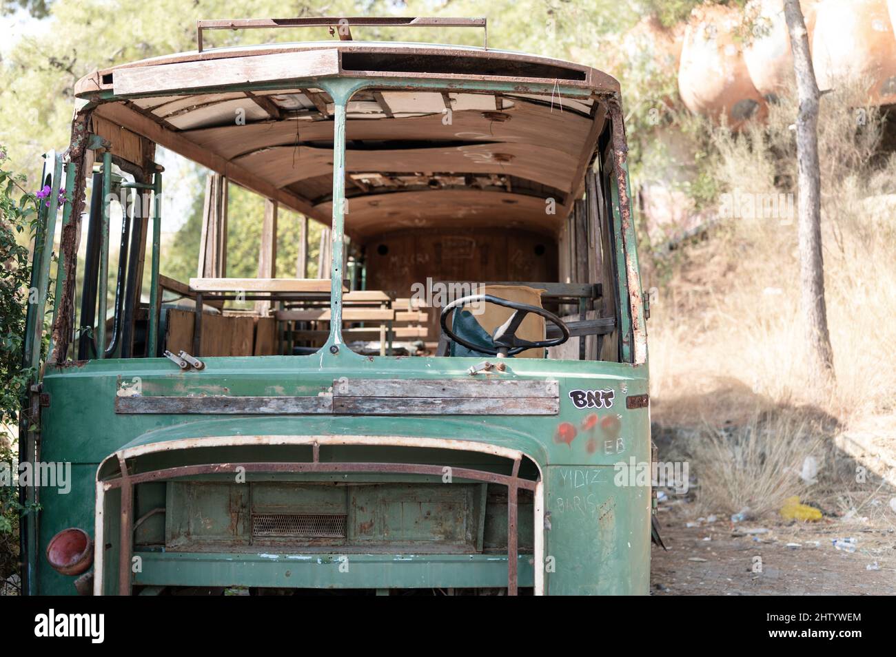 07.23.2021 Türkei, Chamyuva. Alte Retro-vintage gebrochen leeren Personenwagen Transport-Bus ohne Glas in den Fenstern und Graffiti an den Wänden. st Stockfoto