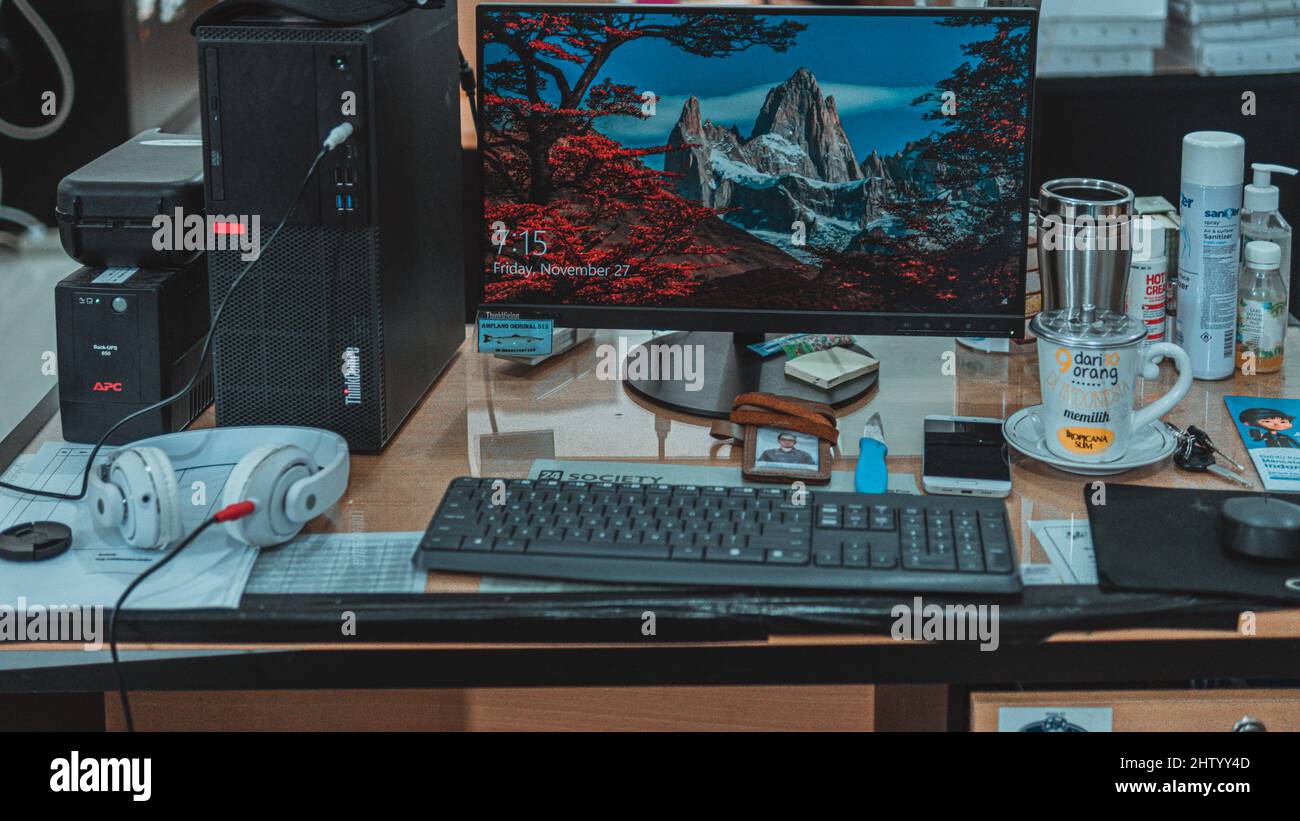 Ein Schreibtisch mit Computer Stockfoto