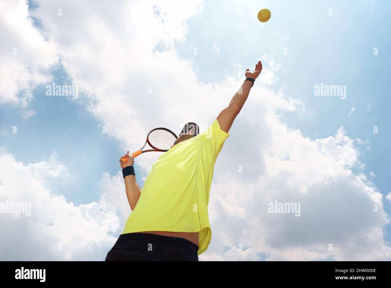 Hes König des Tones. Aufnahme eines männlichen Tennisspielers, der kurz vor dem Servieren steht. Stockfoto