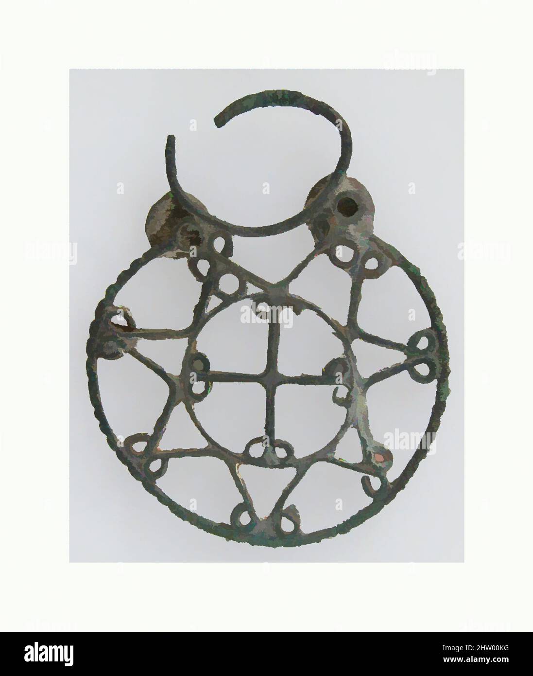 Kunst inspiriert von Plaque, durchbrochene, 5.–6. Jahrhundert, Byzantine, Bronze, Insgesamt: 2 5/16 x 1 7/8 x 1/16 Zoll (5,8 x 4,7 x 0,2 cm), Metallarbeiten-Bronze, Klassisches Werk, modernisiert von Artotop mit einem Schuss Moderne. Formen, Farbe und Wert, auffällige visuelle Wirkung auf Kunst. Emotionen durch Freiheit von Kunstwerken auf zeitgemäße Weise. Eine zeitlose Botschaft, die eine wild kreative neue Richtung verfolgt. Künstler, die sich dem digitalen Medium zuwenden und die Artotop NFT erschaffen Stockfoto