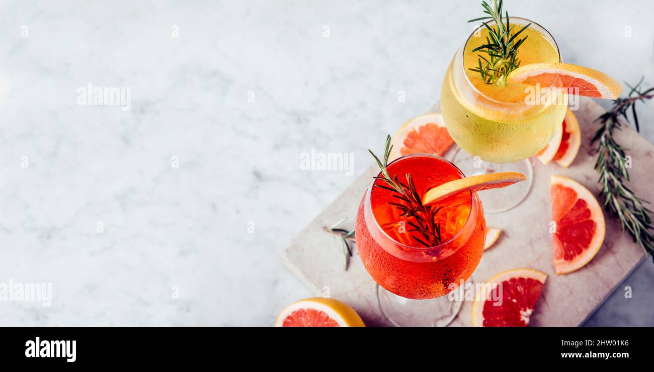 Rot-weißer aperol-Spritz garniert in Weingläsern mit Rosmarin und  Grapefruit auf einem edlen Marmortisch. Bitterer Alkoholcocktail in  Weinglas. Top Vie Stockfotografie - Alamy