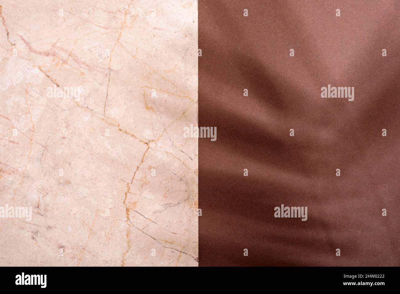 Luxuriöser Marmor und brauner Papierfarbhintergrund mit tropischem Palmschatten. Natürliches Material mit exotischem Pflanzenfarben-Branding-Layout. Minimale flache Lay p Stockfoto