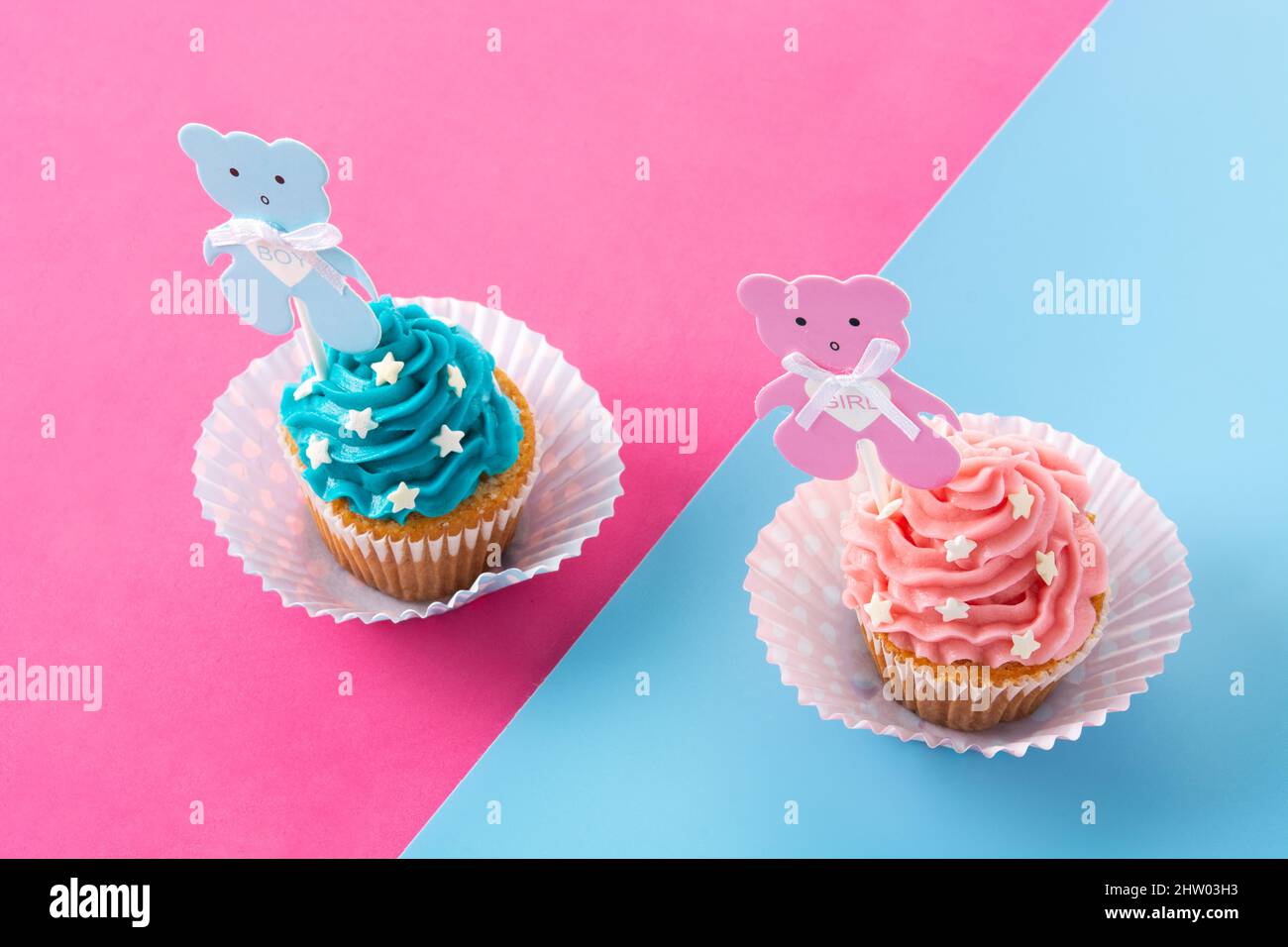 Rosa und blaue Cupcakes für die Babydusche auf rosa und blauem Hintergrund Stockfoto