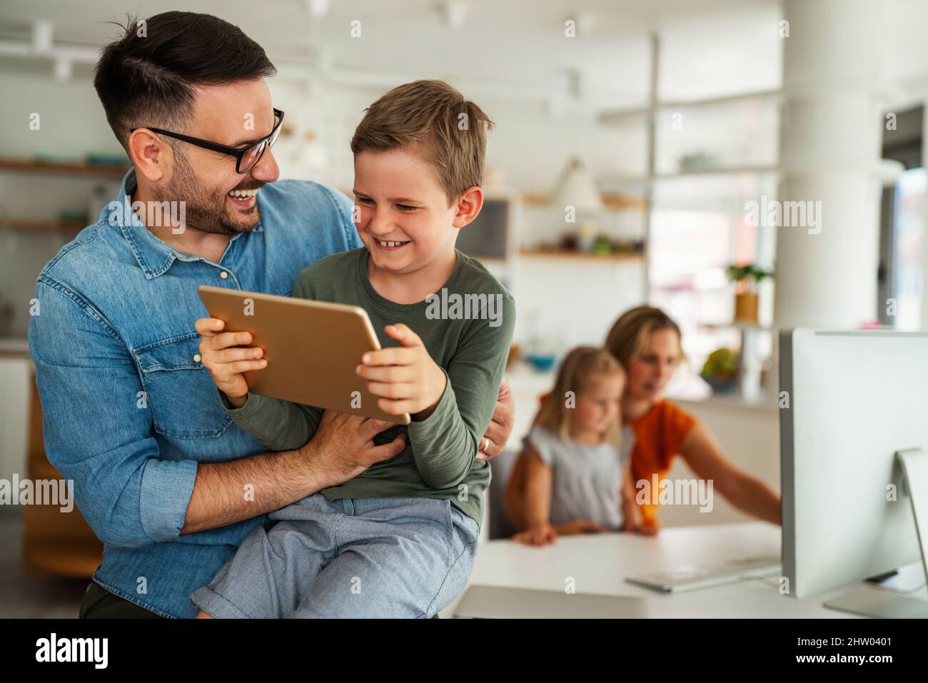 Fernunterricht, Online-Bildung, Home-Work-Konzept. Familie mit digitalen Geräten zu Hause. Stockfoto