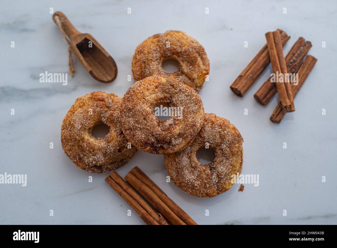 Süße hausgemachte Zimt-Donuts auf einem Tisch Stockfoto