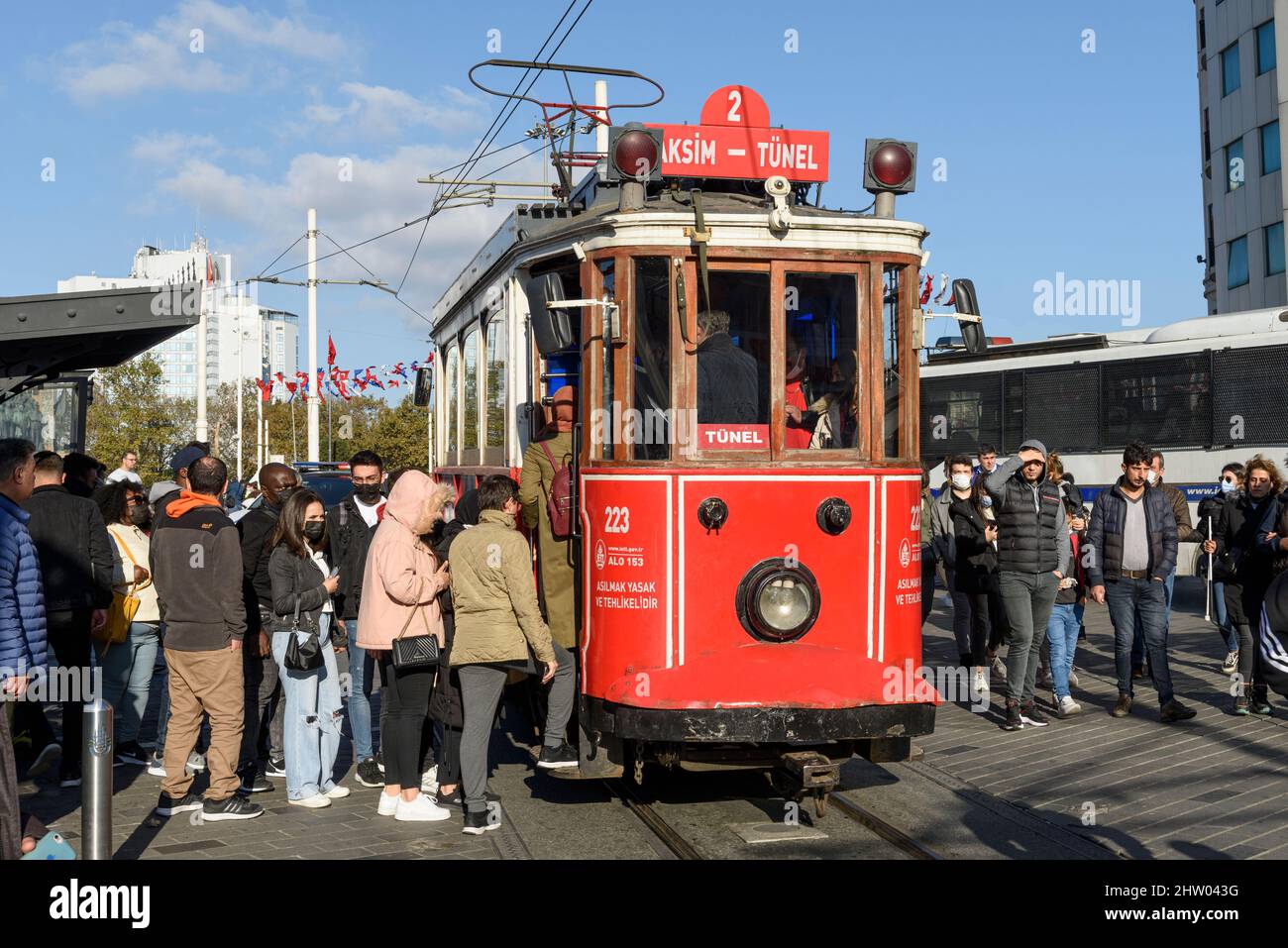 ISTANBUL, TÜRKEI - 30. OKTOBER 2021: Altmodische rote Straßenbahn auf den Straßen Istanbuls. Die nostalgische Straßenbahn ist das traditionsreiche Straßenbahnsystem. Stockfoto