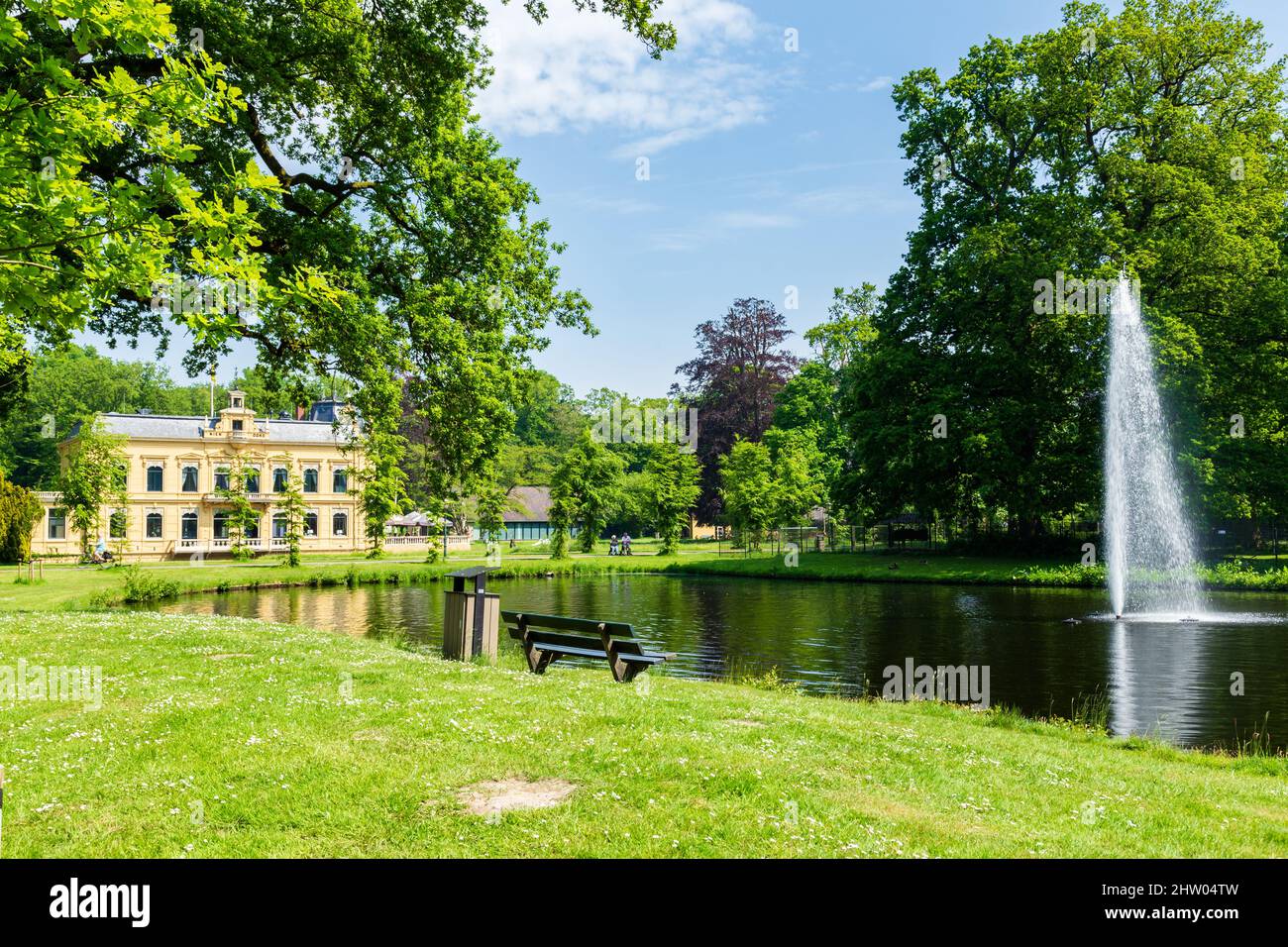 Altes Herrenhaus und Anwesen Nienoord an der Grenze von Groningen und Drenthe in den Niederlanden Stockfoto