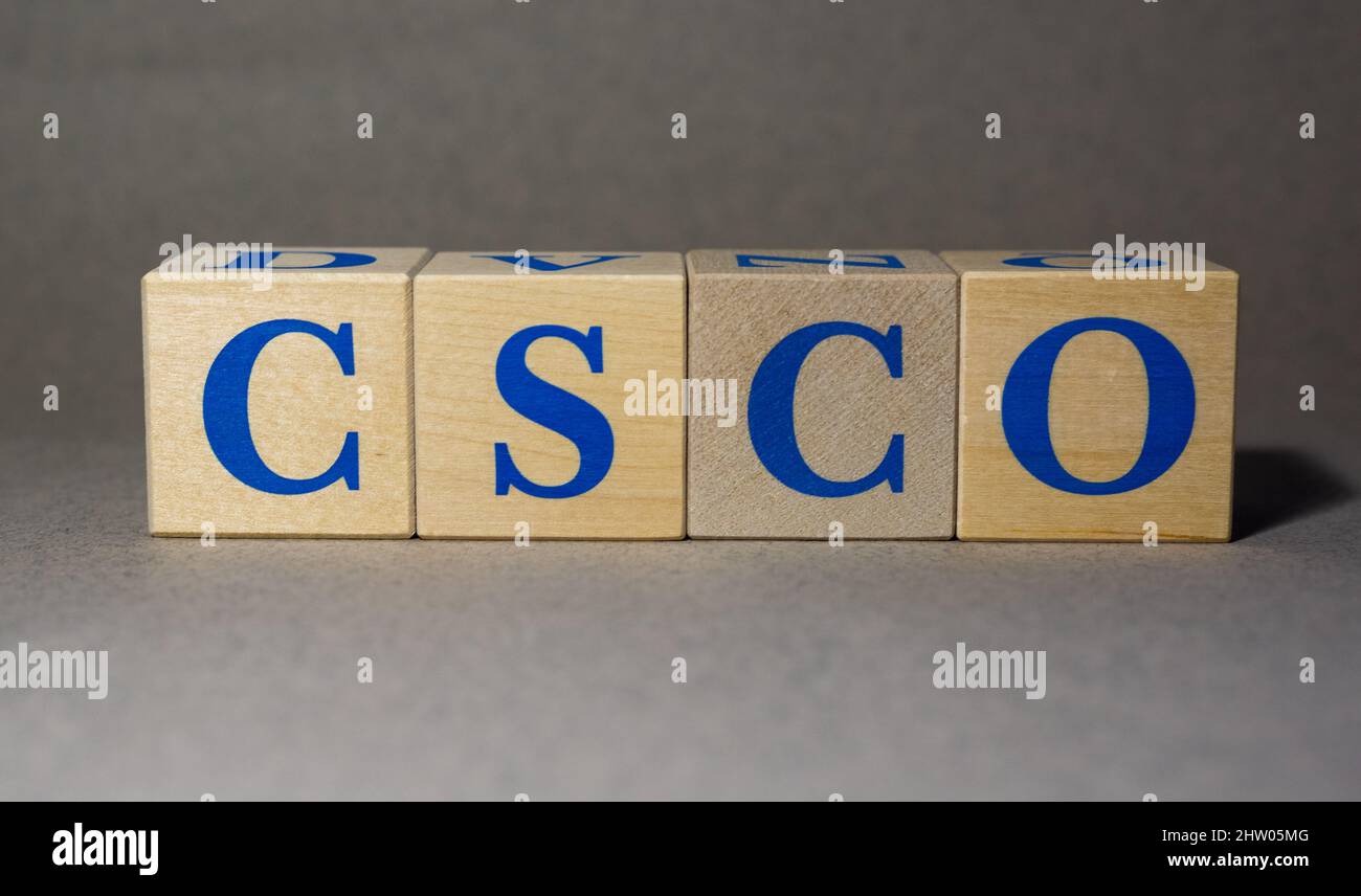 19. Januar 2022. New York, USA. Stock Ticker Symbol von Cisco Systems CSCO, aus Holzwürfeln, auf grauem Hintergrund. Stockfoto