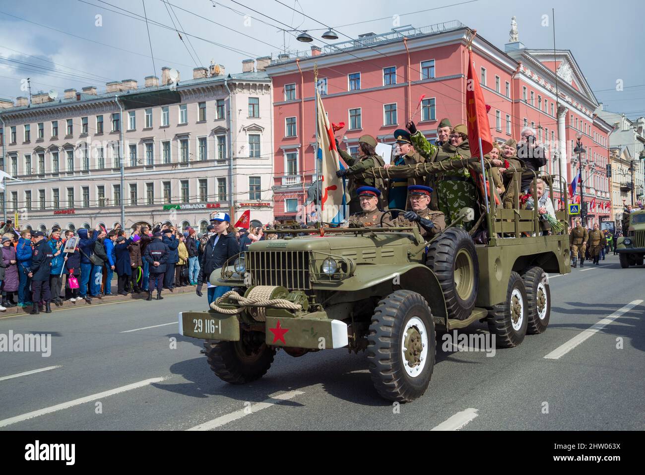 SANKT PETERSBURG, RUSSLAND - 09. MAI 2017: Amerikanischer Militär-Retro-Auto Dodge WC-63 (Dodge drei Viertel) auf der Retro-Auto-Parade zu Ehren von Victory Da Stockfoto