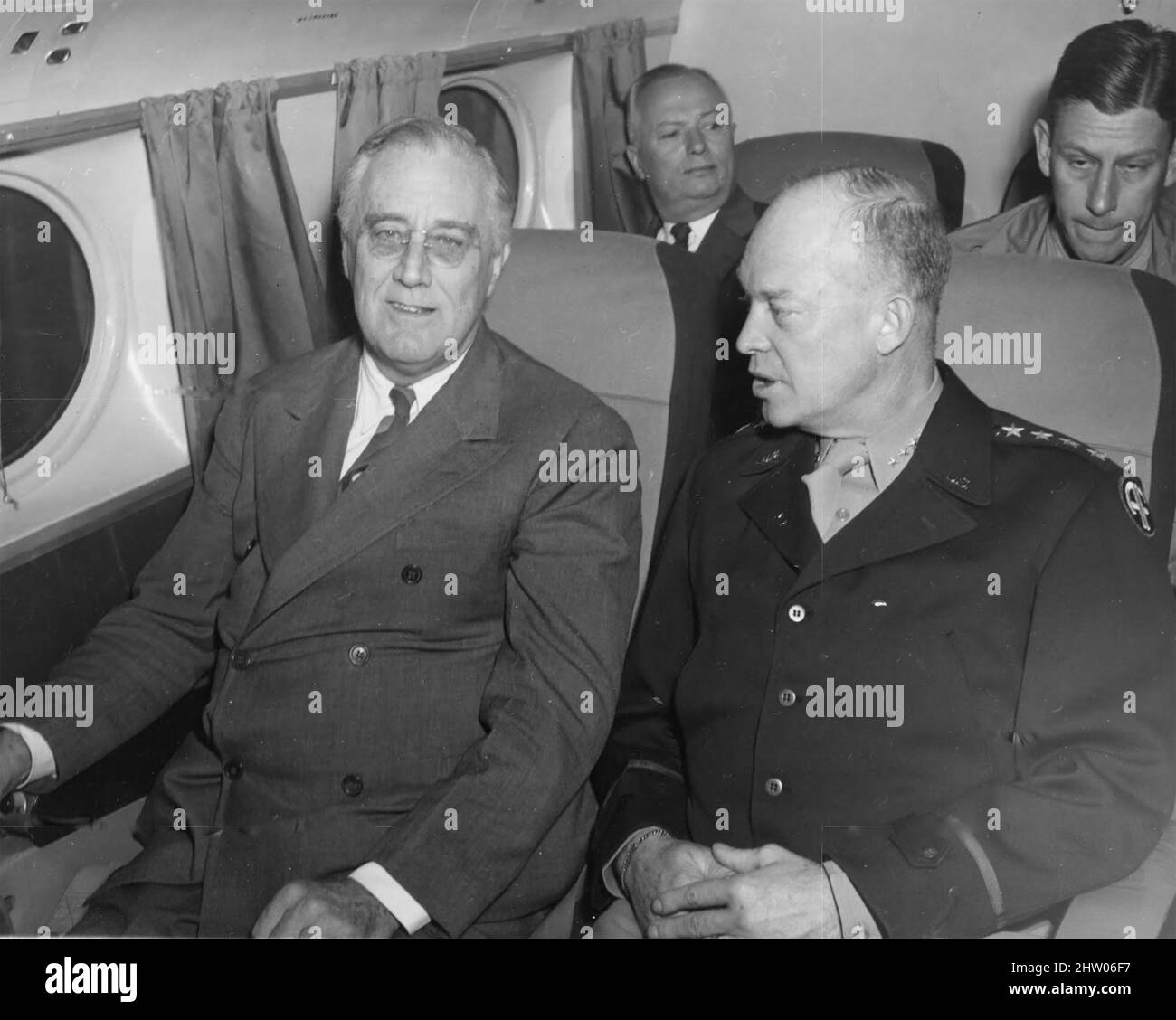 FRANKLIN D. ROOSEVELT, amerikanischer Präsident, an Bord eines Flugzeugs mit General Dwight D. Eisenhower 8. Dezember 1943. Stockfoto