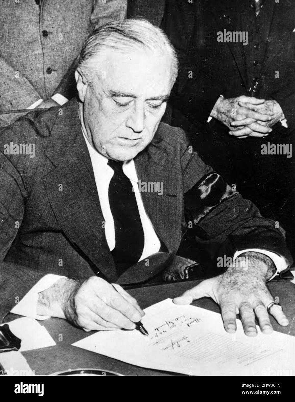 FRANKLIN D. ROOSEVELT (1882-1945) der amerikanische Präsident in unterschreibt am 8. Dezember 1941 die Kriegserklärung an Japan. Stockfoto