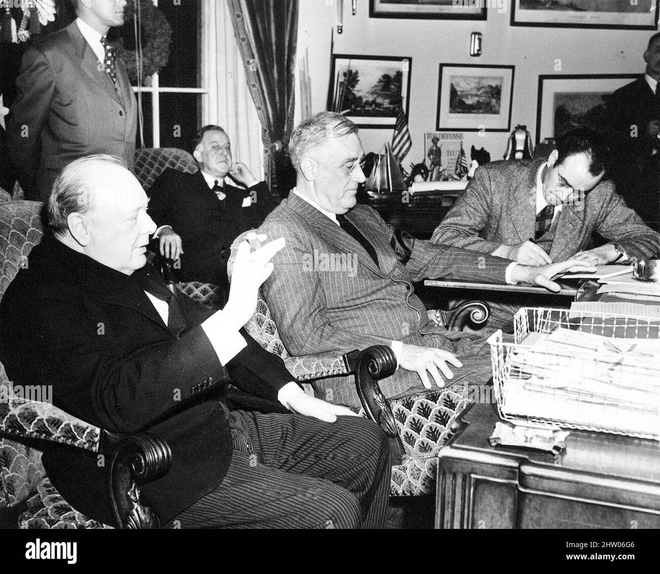 WINSTON CHURCHILL und Franklin D. Roosevelt halten im Januar 1942 eine Pressekonferenz im Oval Office des Weißen Hauses ab. US-Pressesekretär Stephen saß früh im Hintergrund. Diese erste Washington-Konferenz wurde Code namens Arcadia Stockfoto