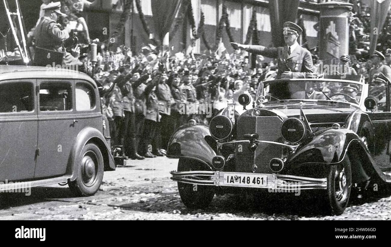 ADOLF HITLER (1889-1945) gab im Juli 1940 nach seinem Besuch im deutsch besetzten Paris den Nazi-Gruß seines Mercedes-Benz in Berlin. Beachten Sie den Kameramann auf der linken Seite. Stockfoto