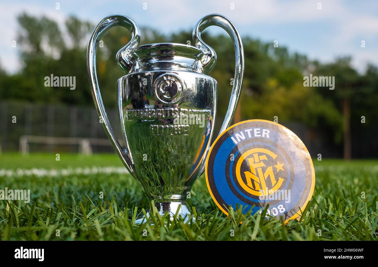 30. August 2021, Mailand, Italien. Das Emblem des Fußballs Inter Mailand und des UEFA Champions League Cup auf dem grünen Rasen des Stadions. Stockfoto