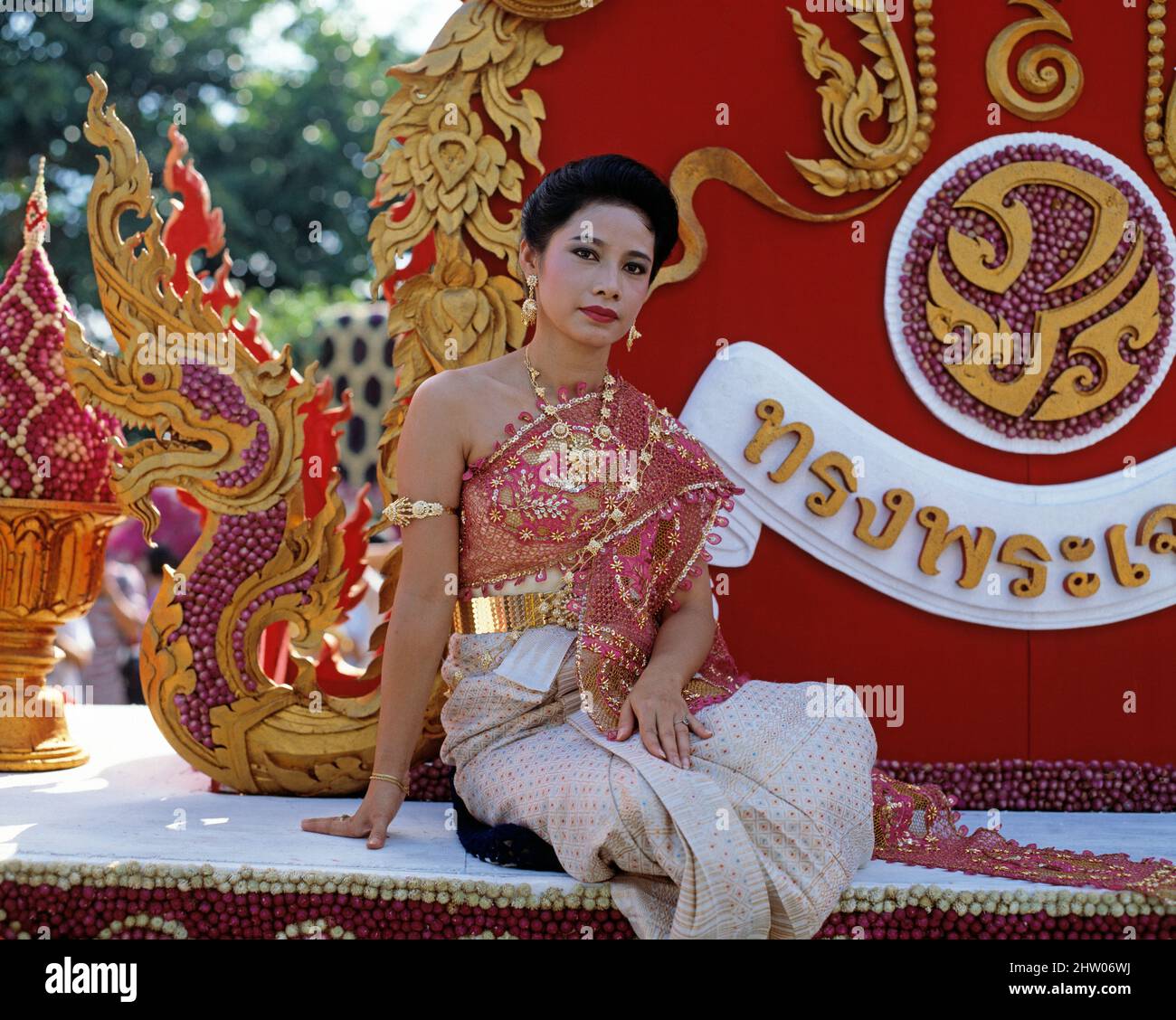 Thailand. Chiang Mai. Junge Thailänderin auf Karnevalszug. Stockfoto